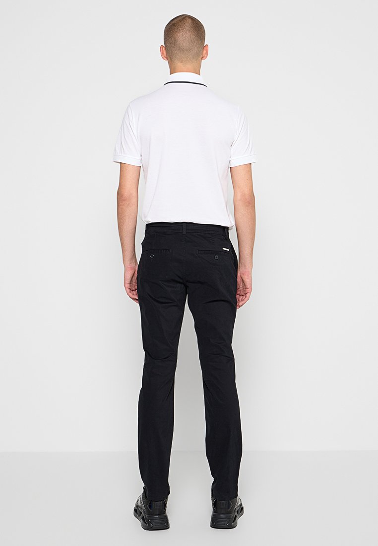 Armani Exchange Chino Media 3