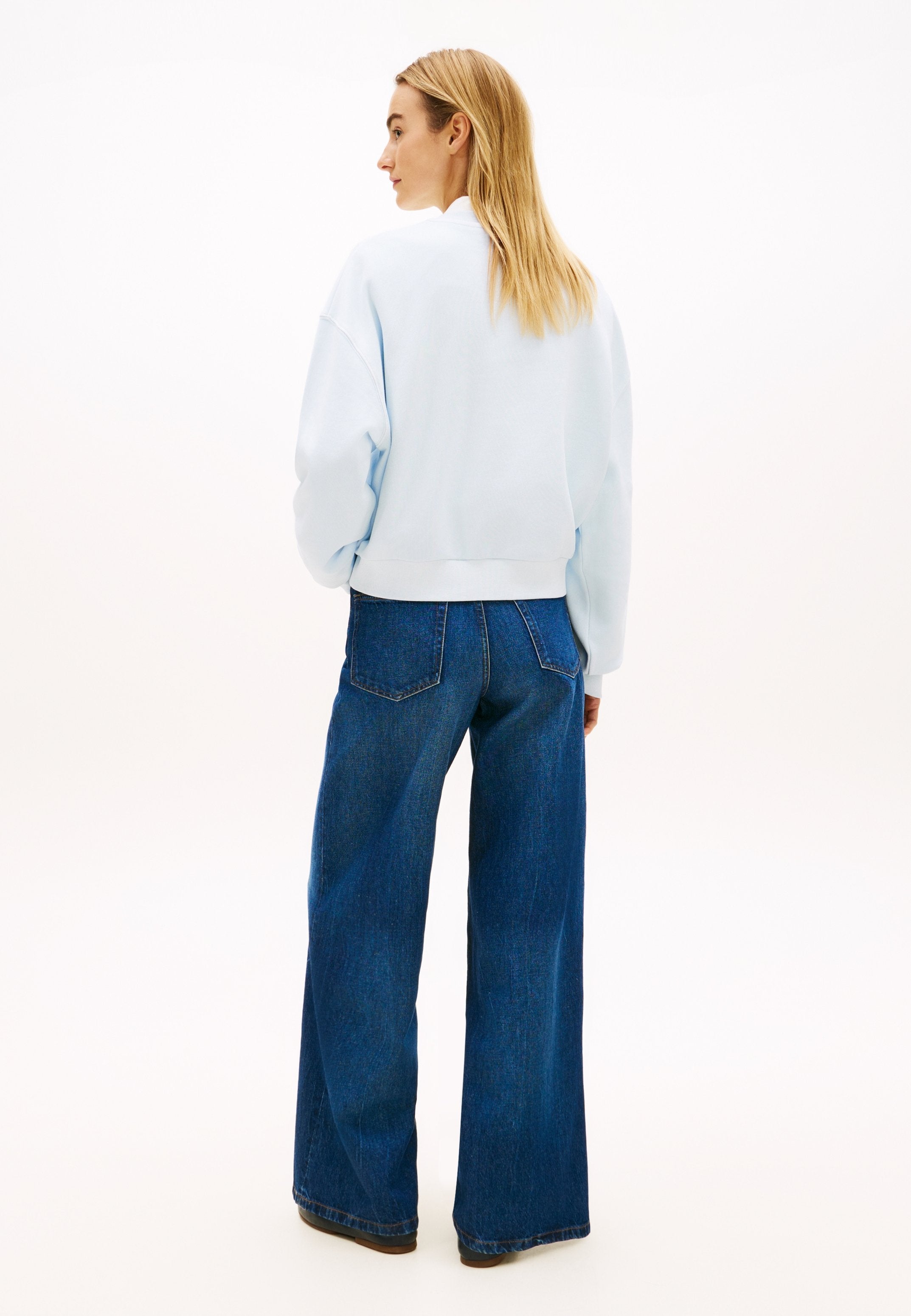 CREST EMBROIDERY RELAXED TERRY SWEATSHIRT Media 4