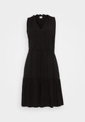 Schwarzes ärmelloses Kleid mit V-Ausschnitt, gerafftem Kragen, Kordelzug in der Taille und gestuftem Rock. Aus leichtem Stoff für maximalen Tragekomfort gefertigt.