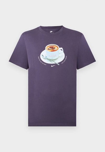 Nike Sportswear TEE CAFE MUG - Print T-shirt - dark raisin