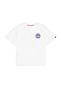Weißes Baumwoll-T-Shirt mit kurzen Ärmeln, rundem Halsausschnitt und einem lila "ALPHA INDUSTRIES"-Druck auf der Vorderseite. Besitzt einen kontrastierenden Innenkragen.