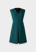 Grünes ärmelloses Kleid mit tiefem V-Ausschnitt, strukturiertem Design, vorderer Schlitze und kontrastierendem schwarzen Innenfutter. Reißverschluss auf der Rückseite.