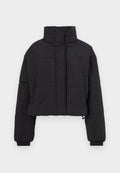 Kurz geschnittene schwarze Daunenjacke mit hohem Kragen, ausgestattet mit gesteppten Abschnitten, elastischen Manschetten und einem kleinen Logo auf der Brust.