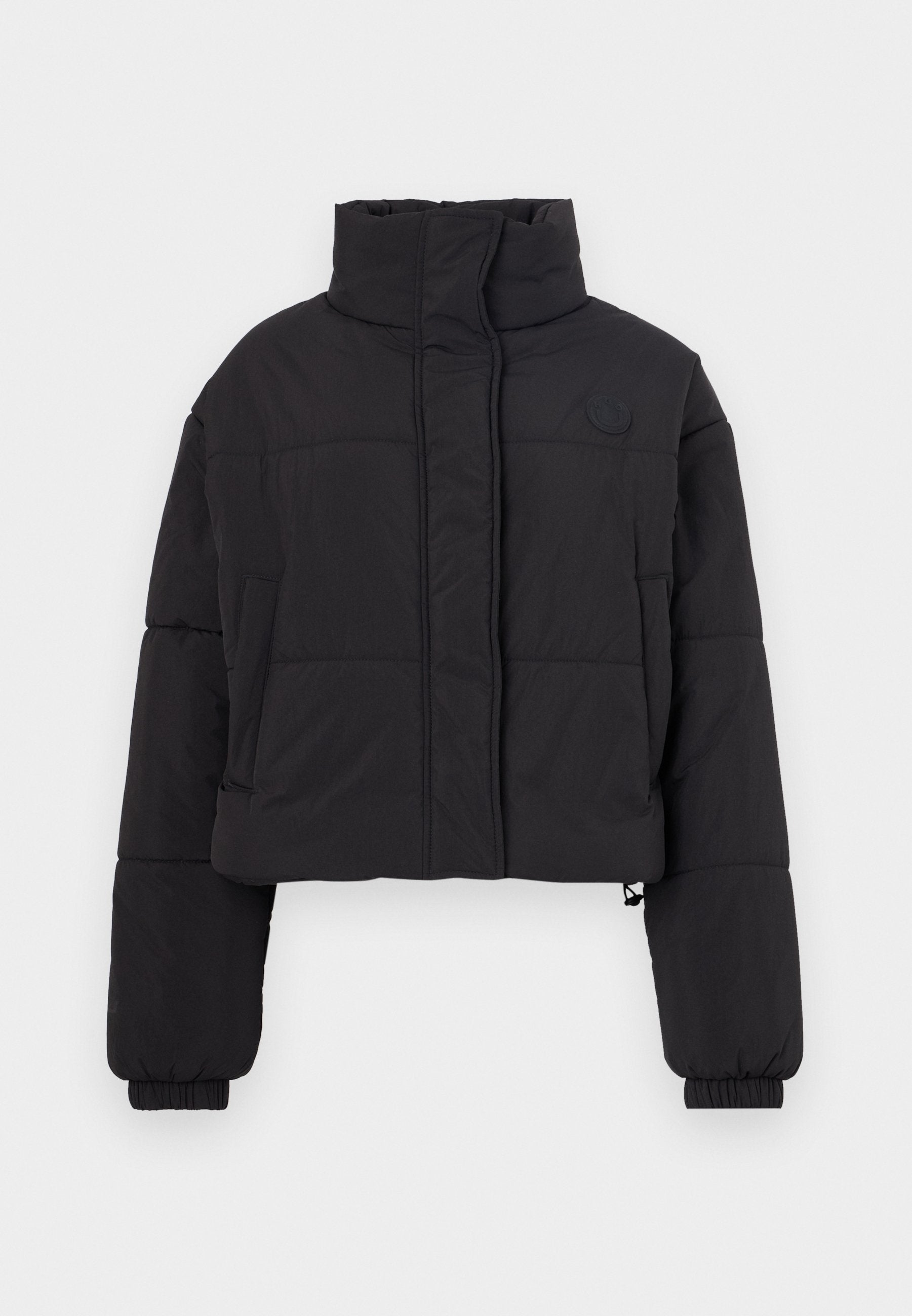 Kurz geschnittene schwarze Daunenjacke mit hohem Kragen, ausgestattet mit gesteppten Abschnitten, elastischen Manschetten und einem kleinen Logo auf der Brust.