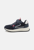Marineblaue Sneaker mit einem strukturierten Wildleder- und Mesh-Obermaterial, weißer Gummisohle, Klettverschluss und roten Akzenten an der Seite und Ferse.