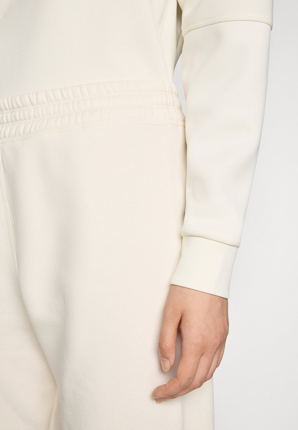 DKNY MEDALLION LOGO SMOCKED RELAXED SWEATPANT