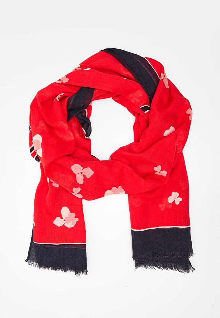 Roter Schal mit rosa Blumenmustern und schwarzem Rand mit Fransen auf weißem Hintergrund.