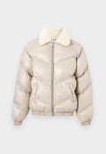 Beige Daunenjacke mit Reißverschluss, Chevron-Muster und einem Kunstfellkragen. Sie verfügt über elastische Bündchen und einen Saum für eine enge Passform.