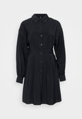 Schwarzes Hemdkleid aus einem glatten, fließenden Stoff. Verfügt über einen klassischen Kragen, eine durchgeknöpfte Front und lange, luftige Ärmel mit Bündchen.