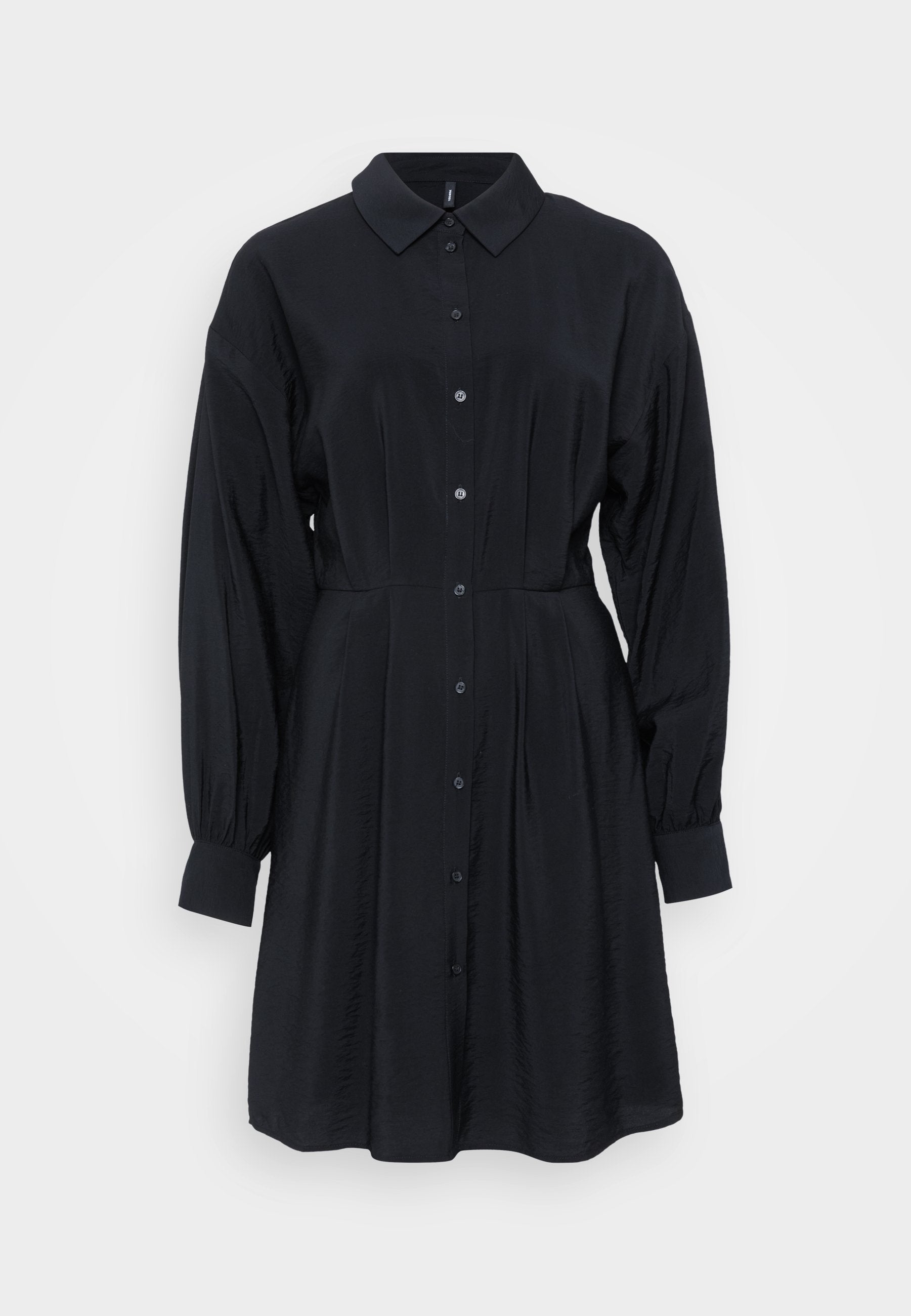 Schwarzes Hemdkleid aus einem glatten, fließenden Stoff. Verfügt über einen klassischen Kragen, eine durchgeknöpfte Front und lange, luftige Ärmel mit Bündchen.