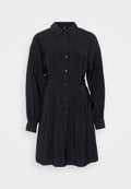 Schwarzes Hemdkleid aus einem glatten, fließenden Stoff. Verfügt über einen klassischen Kragen, eine durchgeknöpfte Front und lange, luftige Ärmel mit Bündchen.