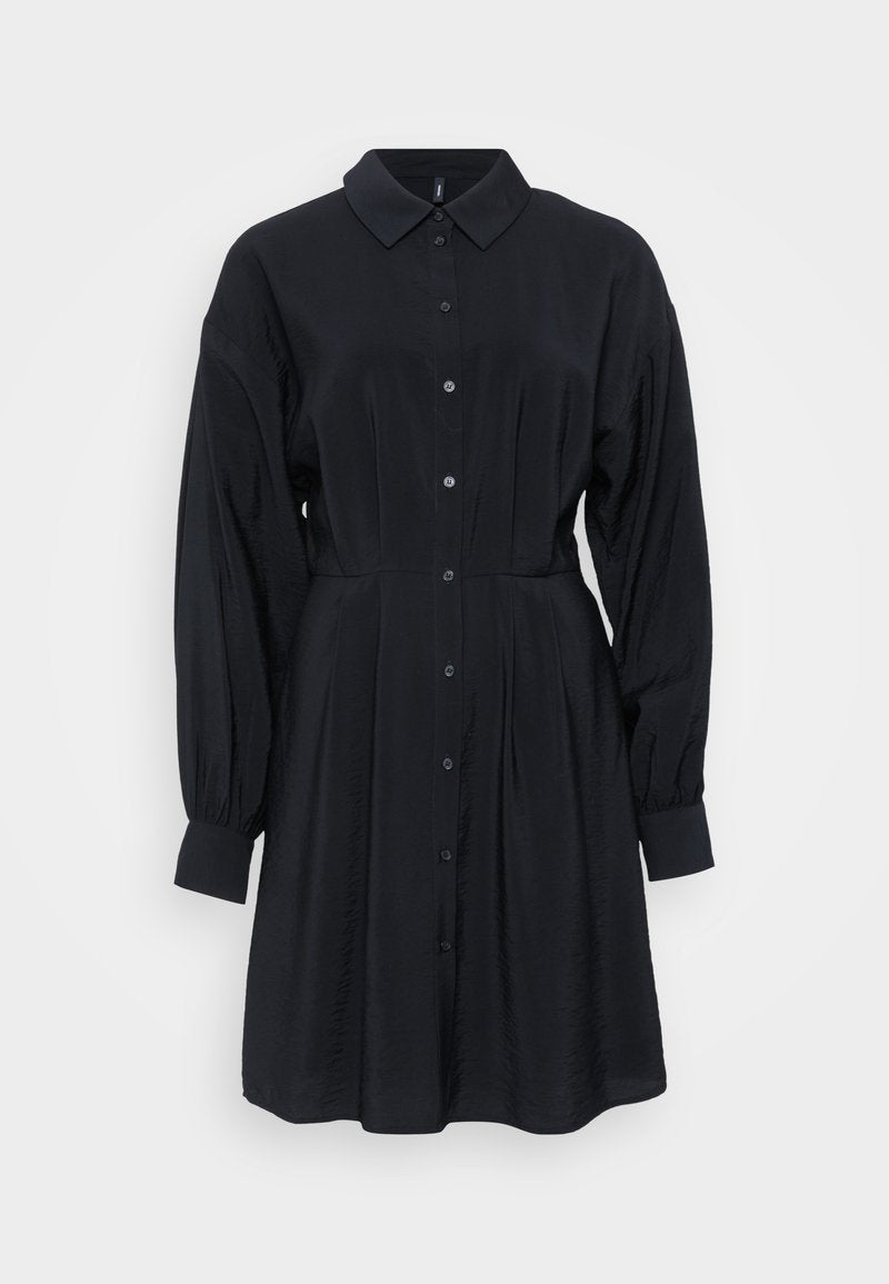 Schwarzes Hemdkleid aus einem glatten, fließenden Stoff. Verfügt über einen klassischen Kragen, eine durchgeknöpfte Front und lange, luftige Ärmel mit Bündchen.