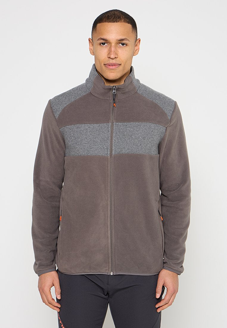 Graue Fleecejacke mit hohem Kragen, kontrastierendem grauem Einsatz über der Brust, Reißverschluss vorne und orangefarbenen Akzenten. Weiche Textur, tailliertes Design.