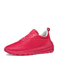 Rosa Sportschuhe mit einer strukturierten Mesh-Oberfläche, glatten Gummiüberzügen, flachen Schnürsenkeln und einer gepolsterten Sohle mit gepunktetem Akzent.