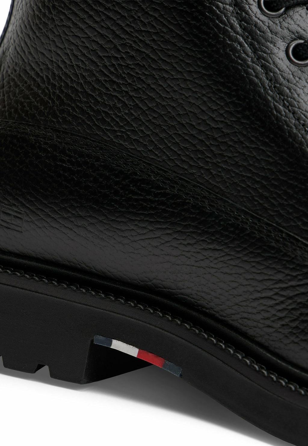 LIGHTWEIGHT WATER REPELLENT Media 5