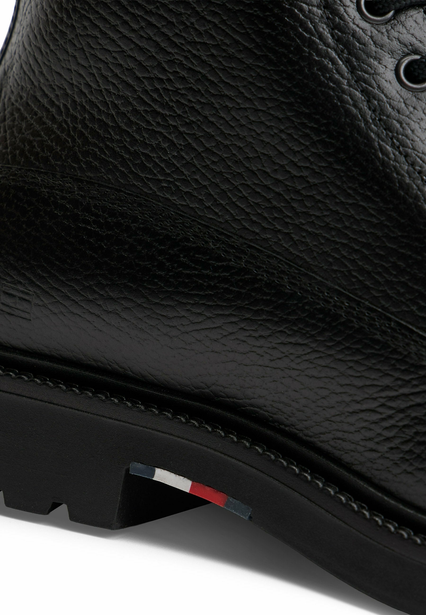 LIGHTWEIGHT WATER REPELLENT Media 5