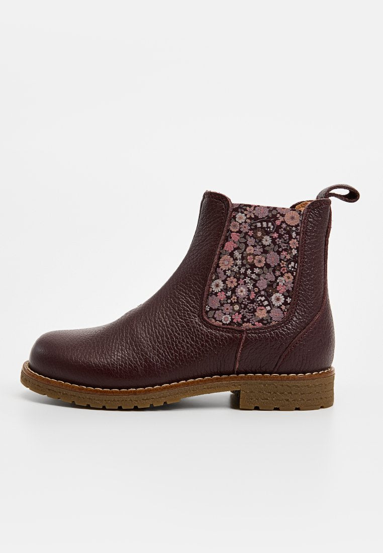Burgunderrote Leder-Stiefelette mit seitlichem elastischen Blumenmuster, brauner Gummisohle, abgerundeter Zehenpartie und Zugschlaufe auf der Rückseite.