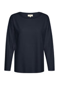 Marineblauer Pullover mit Rundhalsausschnitt, langen Ärmeln und lockerer Passform. Er besteht aus weichem Material, hat eine glatte Textur und ein minimales Design.