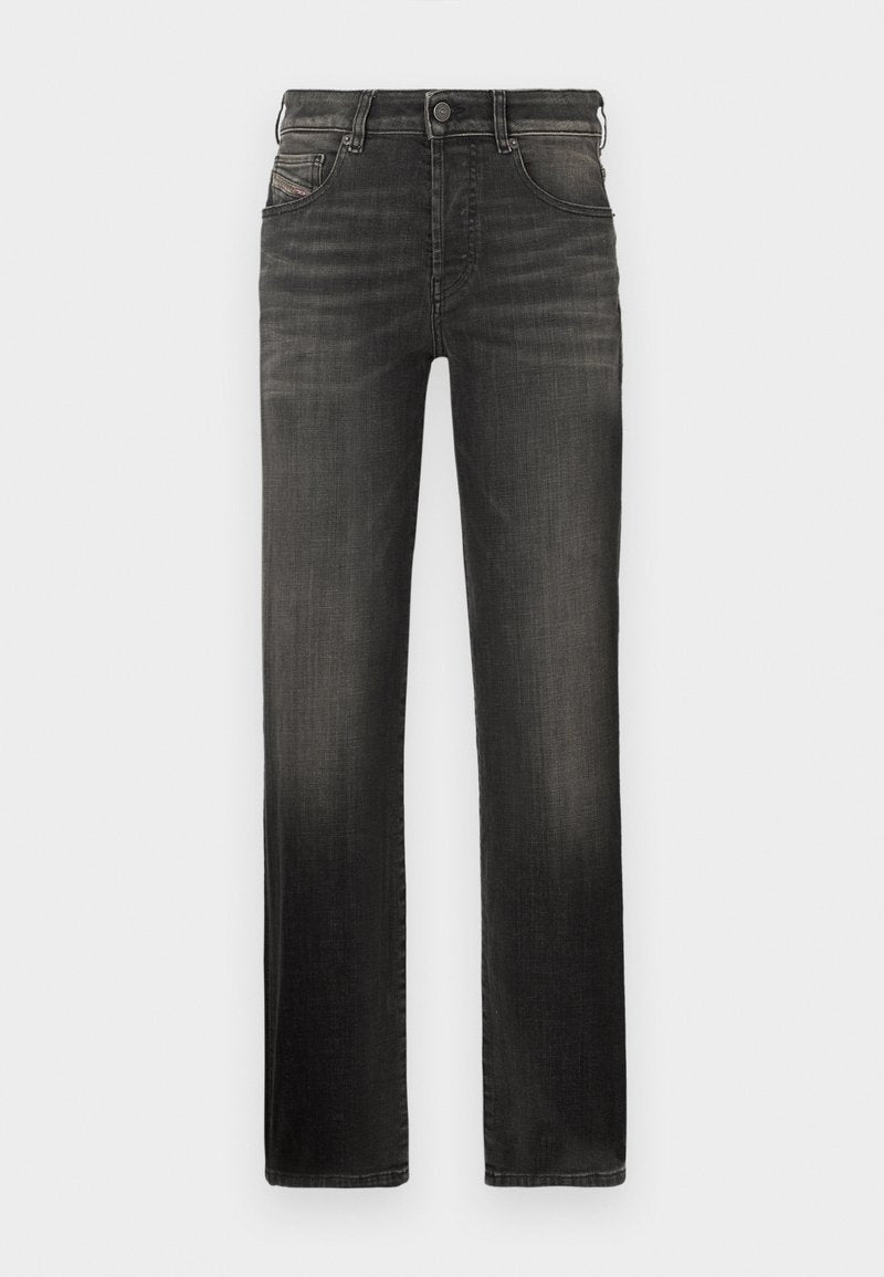 Schwarze Jeans aus Denim mit geraden Beinen, einem ausgewaschenen Look, fünf Taschen und einem Metallknopfverschluss am Bund.