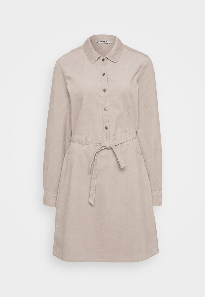 Beiges Corduroy-Hemdkleid mit langen Ärmeln, Knopfverschluss, Kragen, seitlichen Taschen und einem Bindegürtel in der Taille für eine verstellbare Passform.