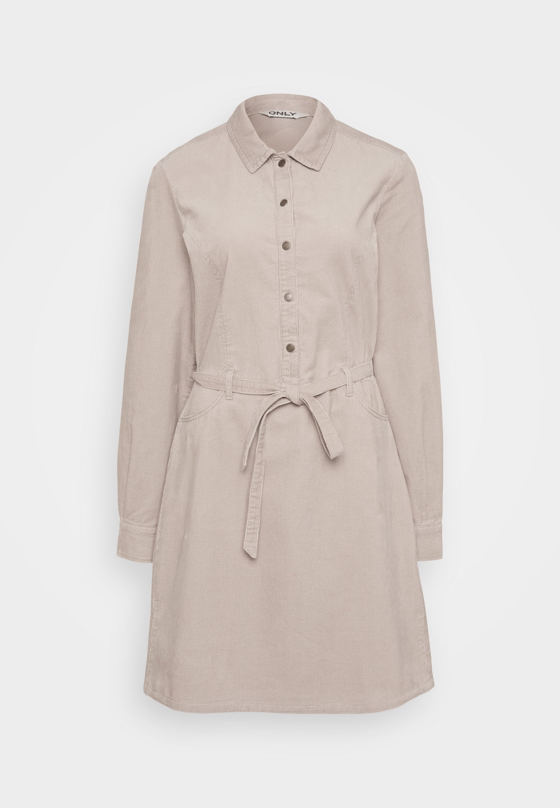 Beiges Corduroy-Hemdkleid mit langen Ärmeln, Knopfverschluss, Kragen, seitlichen Taschen und einem Bindegürtel in der Taille für eine verstellbare Passform.