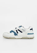 Weißer Sneaker mit marineblauen und blauen Akzenten, perforierten Seitenpaneelen, gepolsterter Sohle und "O'NEILL"-Branding an der Seite.