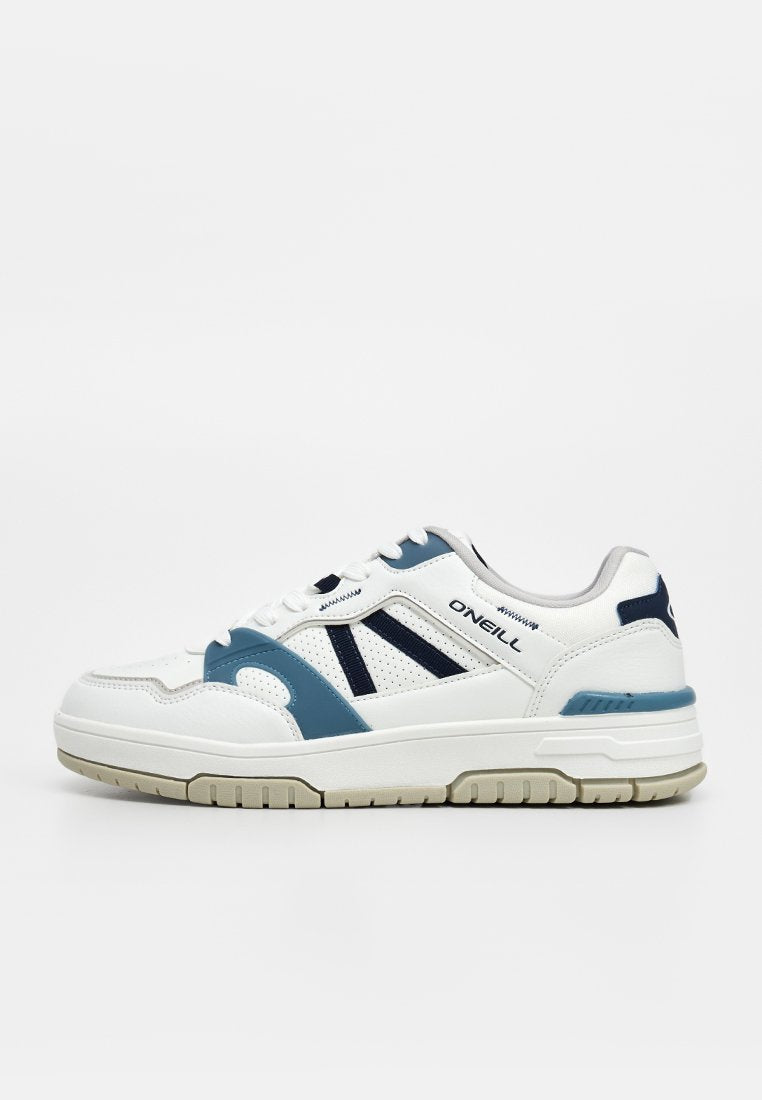 Weißer Sneaker mit marineblauen und blauen Akzenten, perforierten Seitenpaneelen, gepolsterter Sohle und "O'NEILL"-Branding an der Seite.