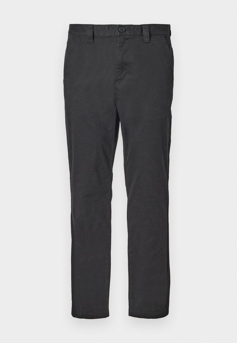Schwarze Baumwoll-Chinos mit geradem Schnitt, Knopfverschluss, Gürtelschlaufen und seitlichen Taschen. Glatte Textur, keine sichtbaren Muster oder Akzente.