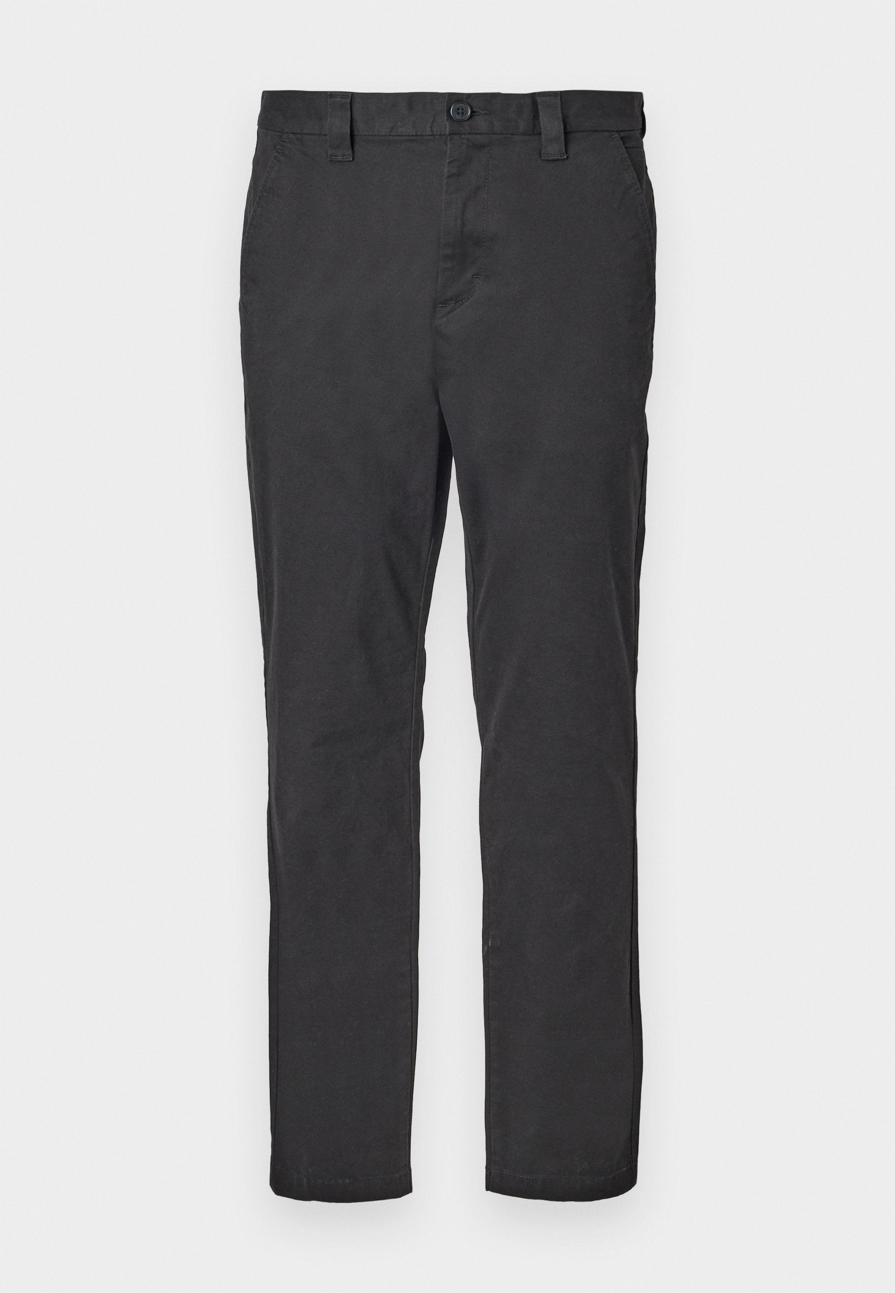 Schwarze Baumwoll-Chinos mit geradem Schnitt, Knopfverschluss, Gürtelschlaufen und seitlichen Taschen. Glatte Textur, keine sichtbaren Muster oder Akzente.