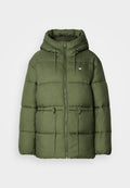 Olivgrüne Puffjacke mit Kapuze, ausgestattet mit einem Frontreißverschluss, verstellbaren Kordeln und einem strukturierten Stoff mit horizontaler Steppung.