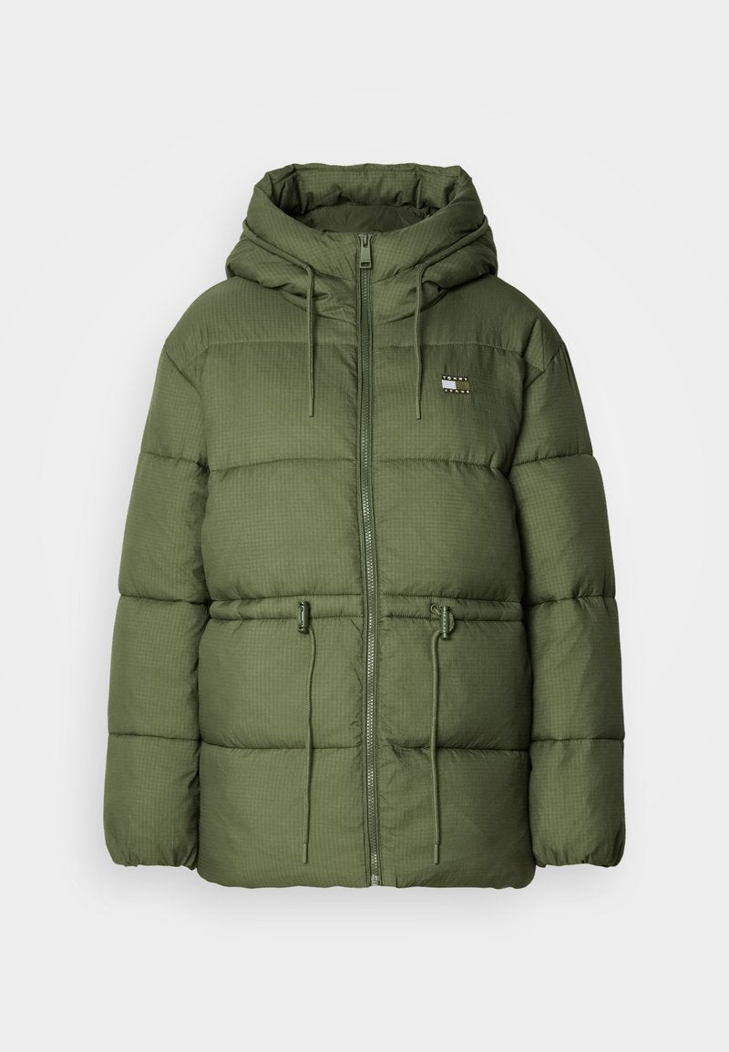 Olivgrüne Puffjacke mit Kapuze, ausgestattet mit einem Frontreißverschluss, verstellbaren Kordeln und einem strukturierten Stoff mit horizontaler Steppung.