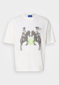 Weißes Baumwoll-T-Shirt mit einem grafischen Druck von zwei Reitern auf Pferden, mit einem grünen Smiley-Gesicht in der Mitte. Lockere Passform, kurze Ärmel.