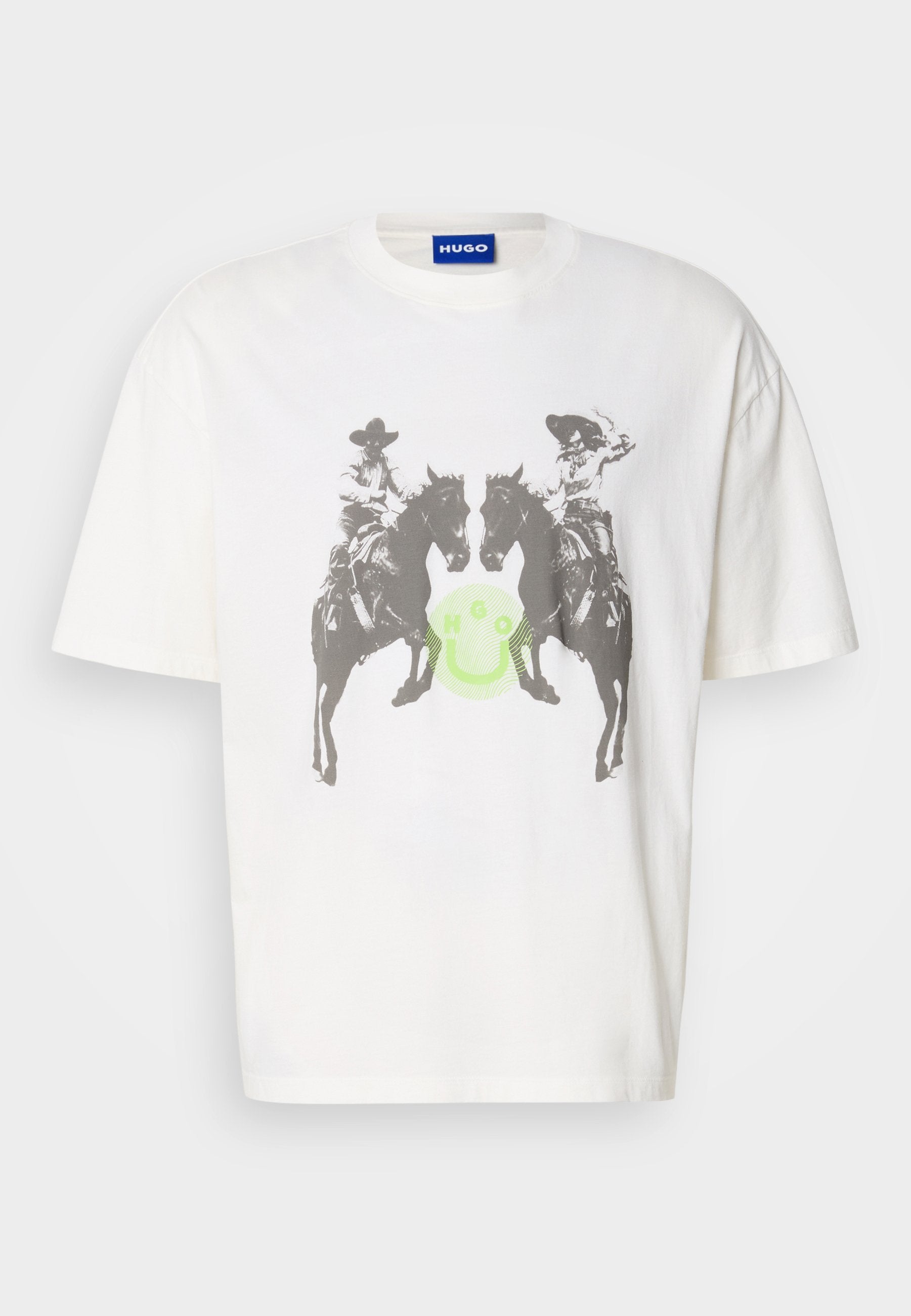 Weißes Baumwoll-T-Shirt mit einem grafischen Druck von zwei Reitern auf Pferden, mit einem grünen Smiley-Gesicht in der Mitte. Lockere Passform, kurze Ärmel.