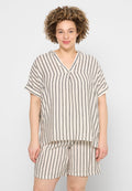 Beige gestreiftes Oberteil mit kurzen Ärmeln und V-Ausschnitt, kombiniert mit passenden Shorts. Verfügt über vertikale schwarze Streifen und eine lockere Passform.