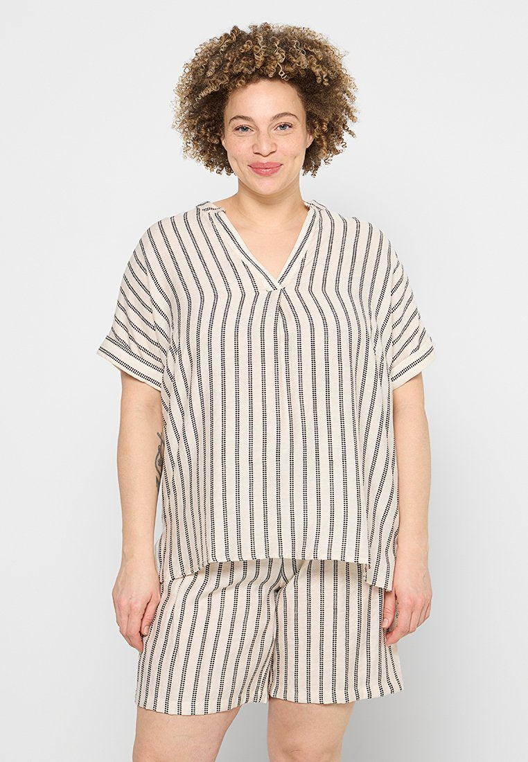 Beige gestreiftes Oberteil mit kurzen Ärmeln und V-Ausschnitt, kombiniert mit passenden Shorts. Verfügt über vertikale schwarze Streifen und eine lockere Passform.