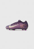 Lila Fußballschuh mit Gradient-Design, versehen mit einem weißen Nike-Swoosh, goldenen Akzenten und pinken Stollen auf einer schwarzen Laufsohle.