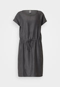 Graues Kurzarmkleid aus weichem Stoff mit rundem Ausschnitt, Kordelzug in der Taille und legerer Passform. Einfaches Design ohne Verzierungen.