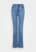 Blaue hochgeschnittene Jeans aus Denim. Sie haben einen geraden Schnitt, sichtbare Nähte und ein Fünf-Taschen-Design mit metallischen Akzenten.