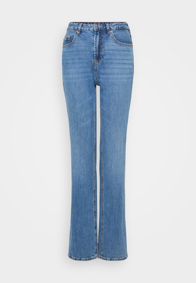 Blaue hochgeschnittene Jeans aus Denim. Sie haben einen geraden Schnitt, sichtbare Nähte und ein Fünf-Taschen-Design mit metallischen Akzenten.