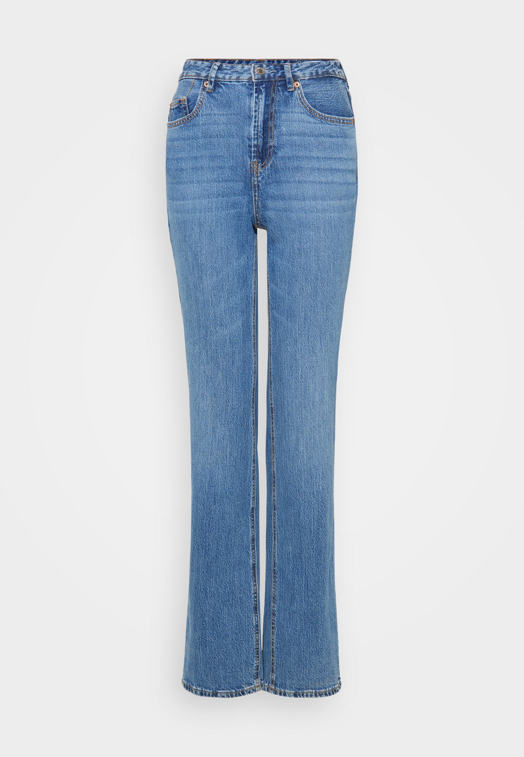 Blaue hochgeschnittene Jeans aus Denim. Sie haben einen geraden Schnitt, sichtbare Nähte und ein Fünf-Taschen-Design mit metallischen Akzenten.