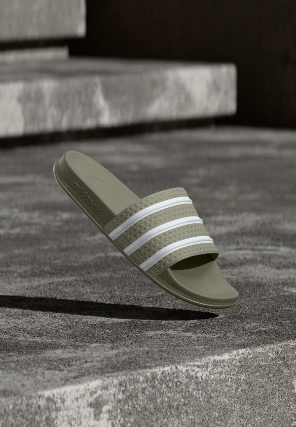 adidas Originals ADILETTE OG UNISEX - Mules - silver-coloured pebble/footwear white