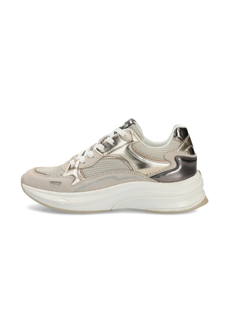 Leichte Sneaker mit einem Obermaterial aus Mesh in Beige und metallischen Akzenten, ausgestattet mit einer dicken weißen Sohle, Schnürsenkeln und runden Details an der Ferse.
