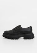 Schwarze Leder Schnürschuhe mit dickem, robustem Sohlenprofil, entworfen für Langlebigkeit und Stil auf einfarbigem Hintergrund.