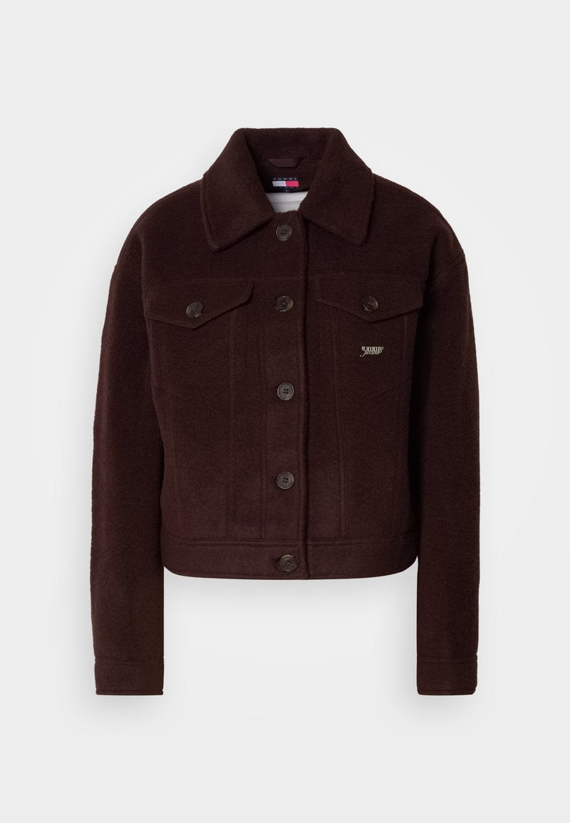 Burgunderfarbene verkürzte Jacke aus Wollmischung mit Kragen, Knopfverschluss, zwei Brusttaschen und dezenter Markenstickerei.