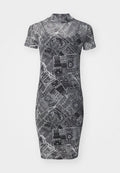 Graues, enganliegendes Kleid mit kurzen Ärmeln, hohem Kragen und einem bedruckten Design, das verschiedene Motive und Text in kontrastierenden Farben zeigt.