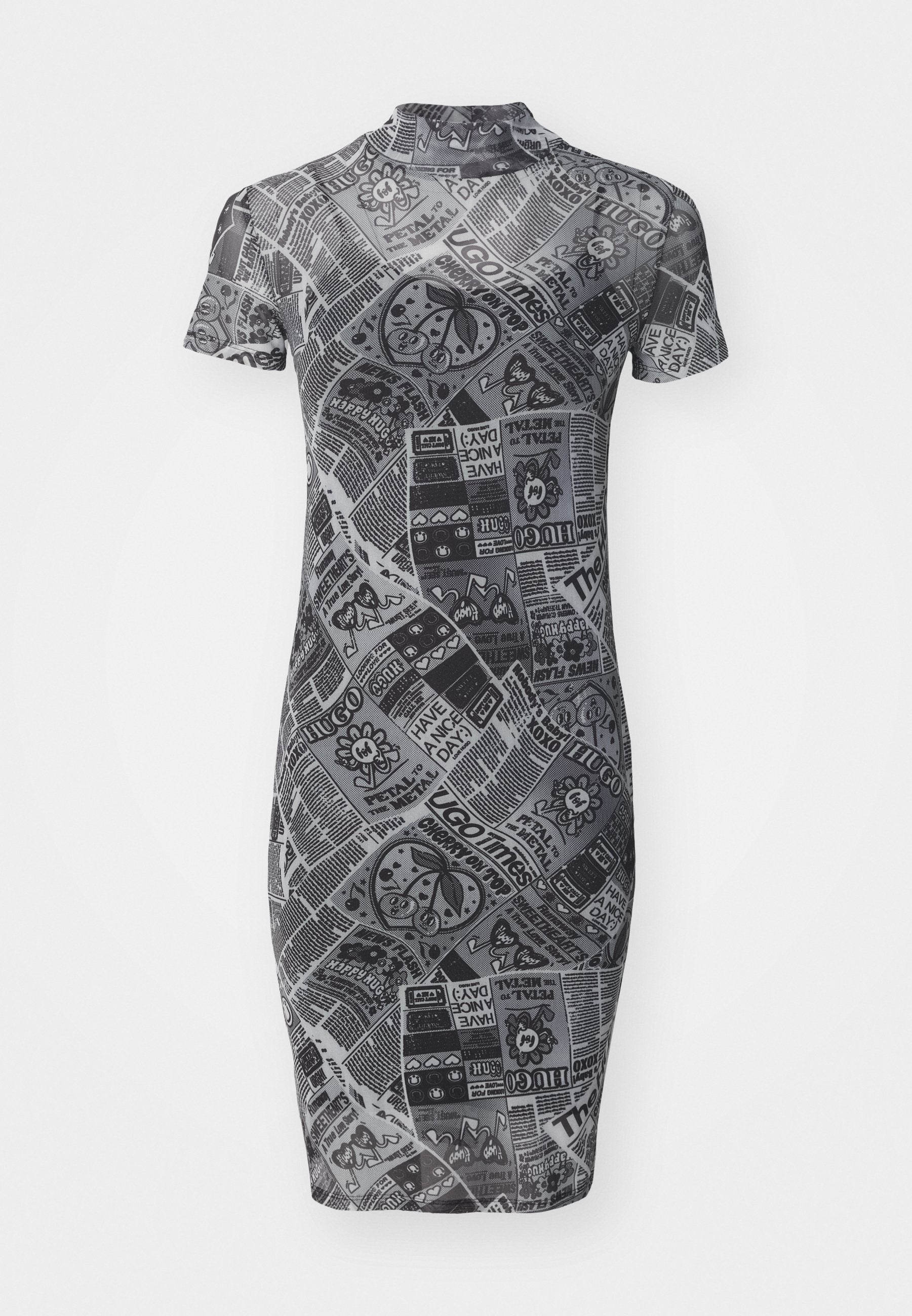 Graues, enganliegendes Kleid mit kurzen Ärmeln, hohem Kragen und einem bedruckten Design, das verschiedene Motive und Text in kontrastierenden Farben zeigt.