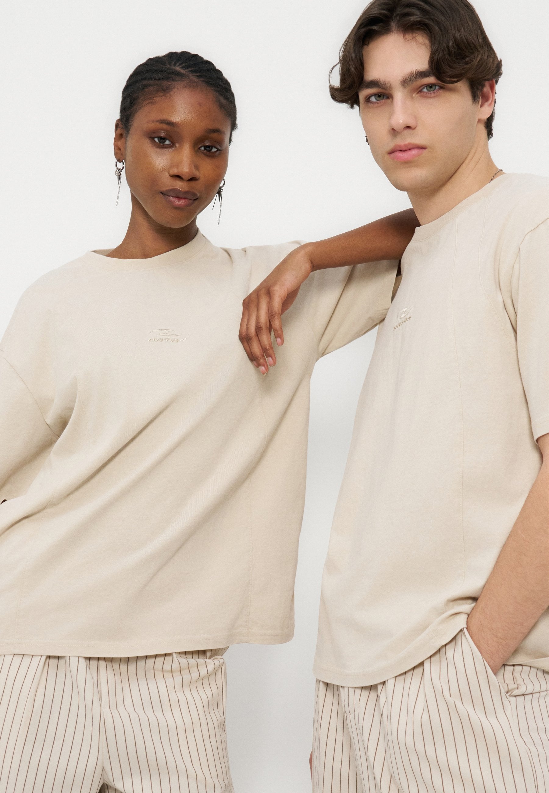 YOURTURN OVERSIZED FIT WITH SEAMS AND EMBRO