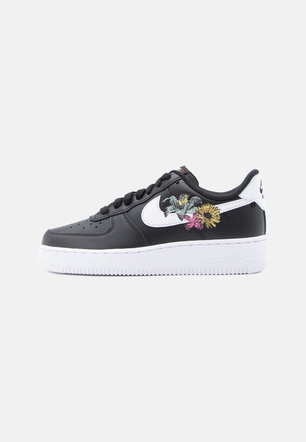 Nike Sportswear AIR FORCE 1 07 PREM - Trainers - black/white/metallic gold-coloured/white