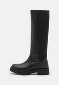 Schwarze kniehohe Stiefel aus glattem Leder mit einem strukturierten Mesh-Panel, strapazierfähiger Gummisohle und verstärkten Nähten.