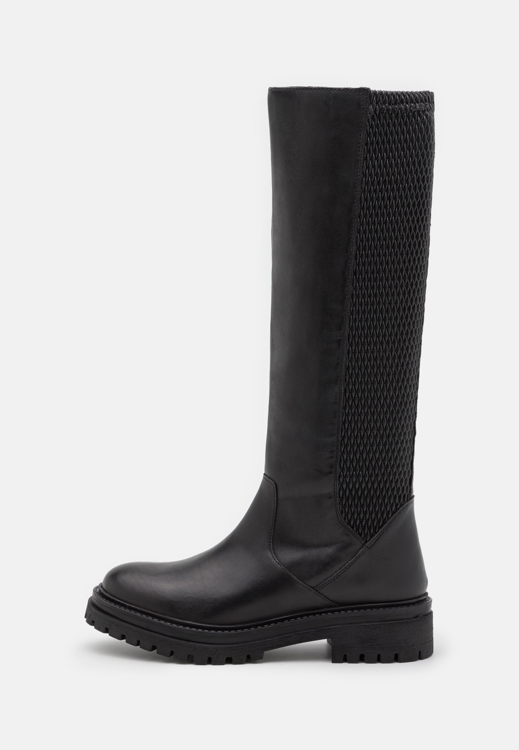 Schwarze kniehohe Stiefel aus glattem Leder mit einem strukturierten Mesh-Panel, strapazierfähiger Gummisohle und verstärkten Nähten.